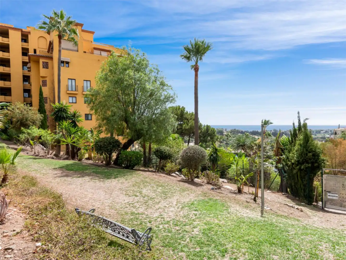 Dúplex en venda a Calle Alpandeire, 11, La Concha - Resina Golf Vista exterior de Dúplex en venda en Estepona amb Aire condicionat, Calefacció i Terrassa