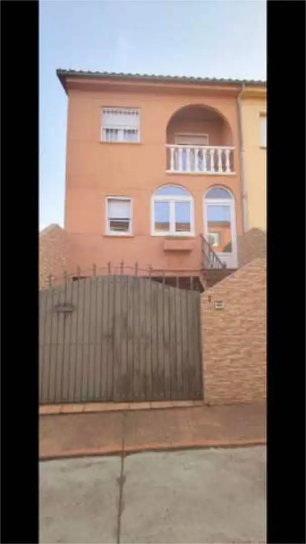 Vista exterior de Casa o xalet en venda en Plasencia amb Calefacció, Terrassa i Traster