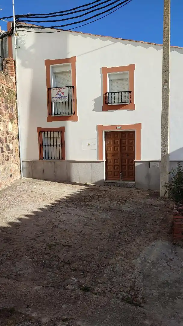 Casa adosada en venta en de atrás, 23, Feria Vista exterior de Casa adosada en venta en Feria con Amueblado