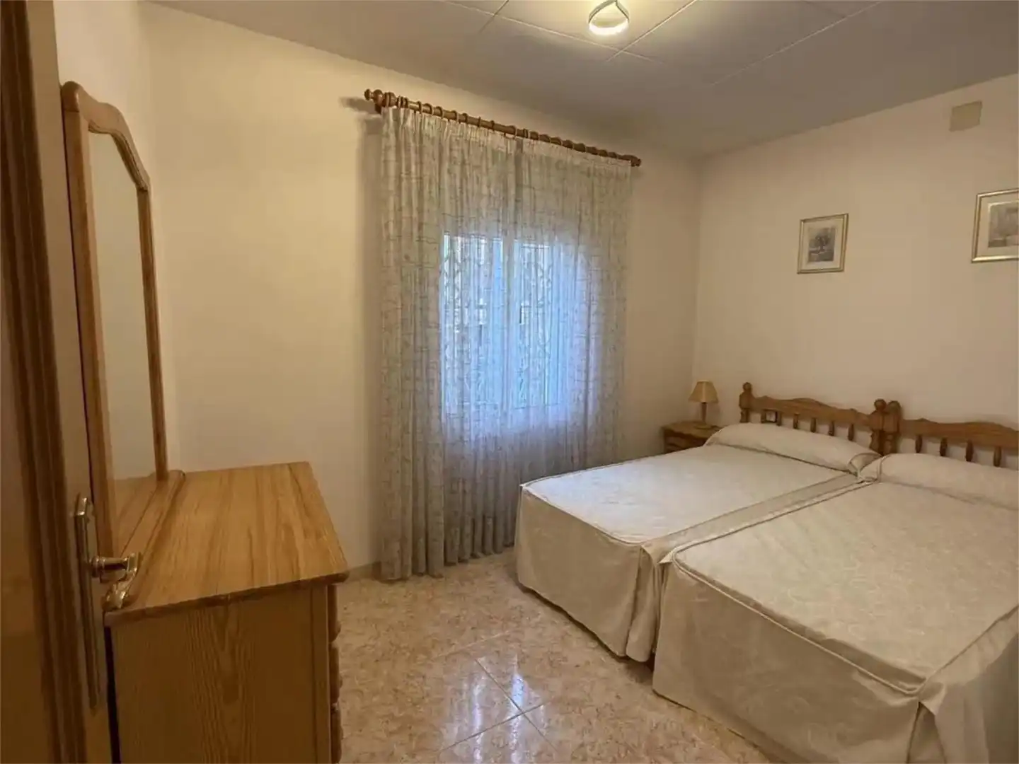 Casa adosada en venta en Cirera Habitación de Casa adosada en venta en Mataró con Terraza, Trastero y Amueblado