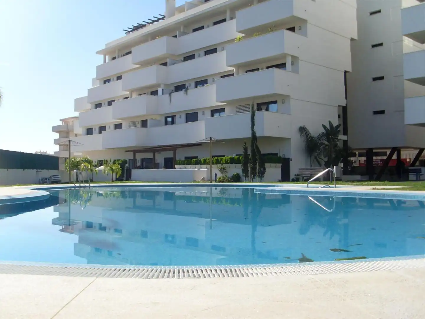 Schwimmbecken von Wohnung zum Verkauf in Estepona mit Klimaanlage, Terrasse und Schwimmbad
