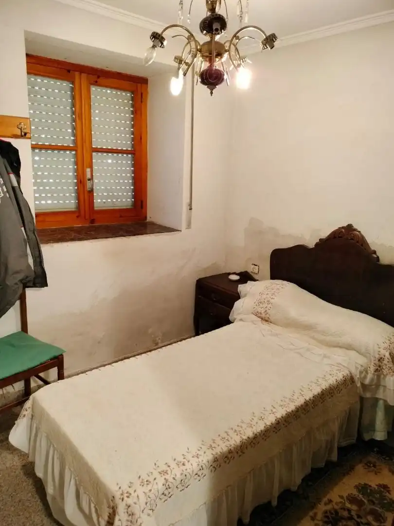 Dormitori de Casa adosada en venda en Valle de Tobalina amb Forn, Rentadora i Microones