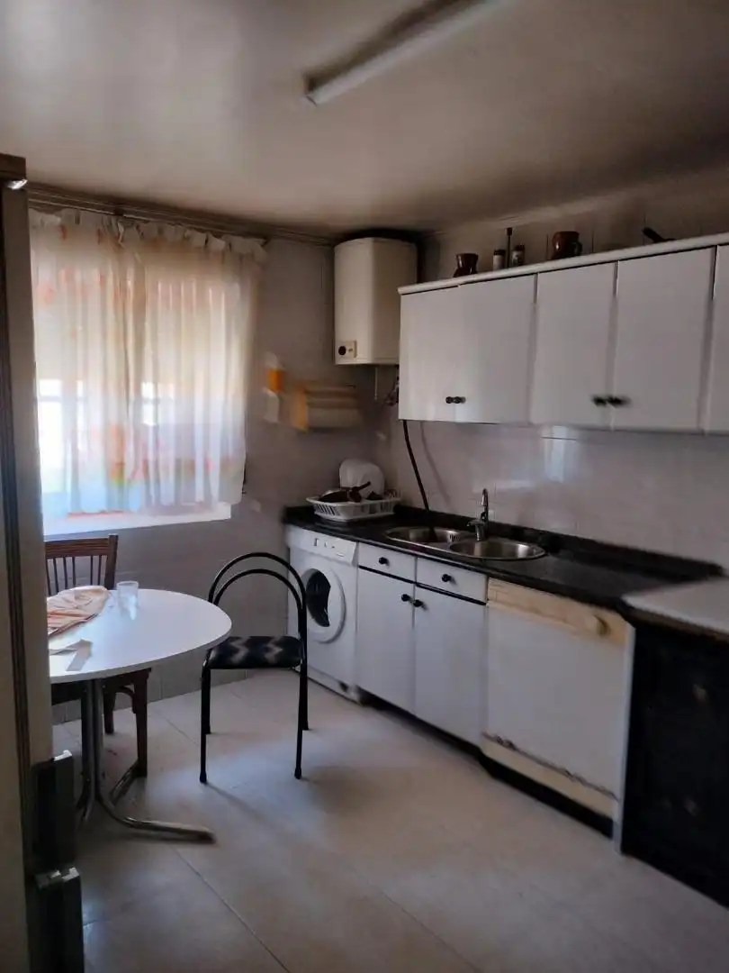 Cuina de Casa adosada en venda en Valle de Tobalina amb Forn, Rentadora i Microones