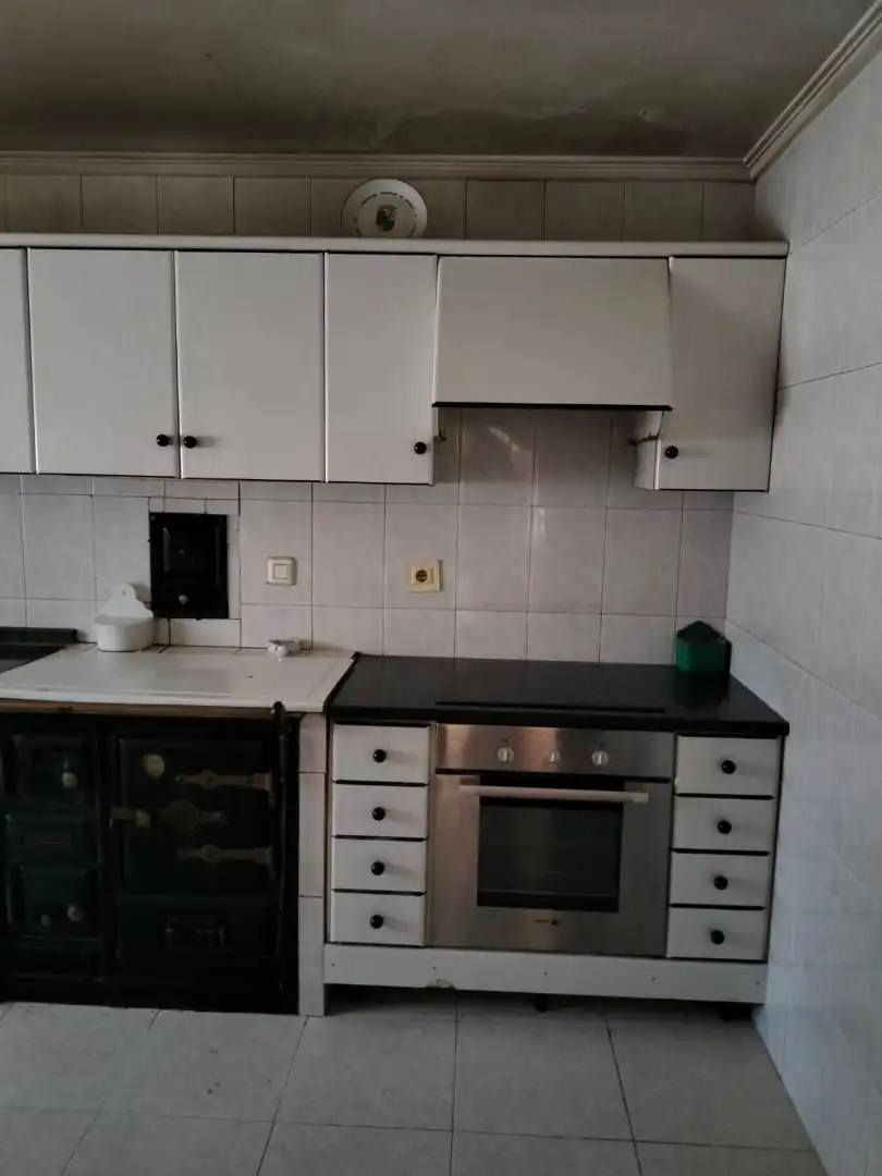 Cuina de Casa adosada en venda en Valle de Tobalina amb Forn, Rentadora i Microones