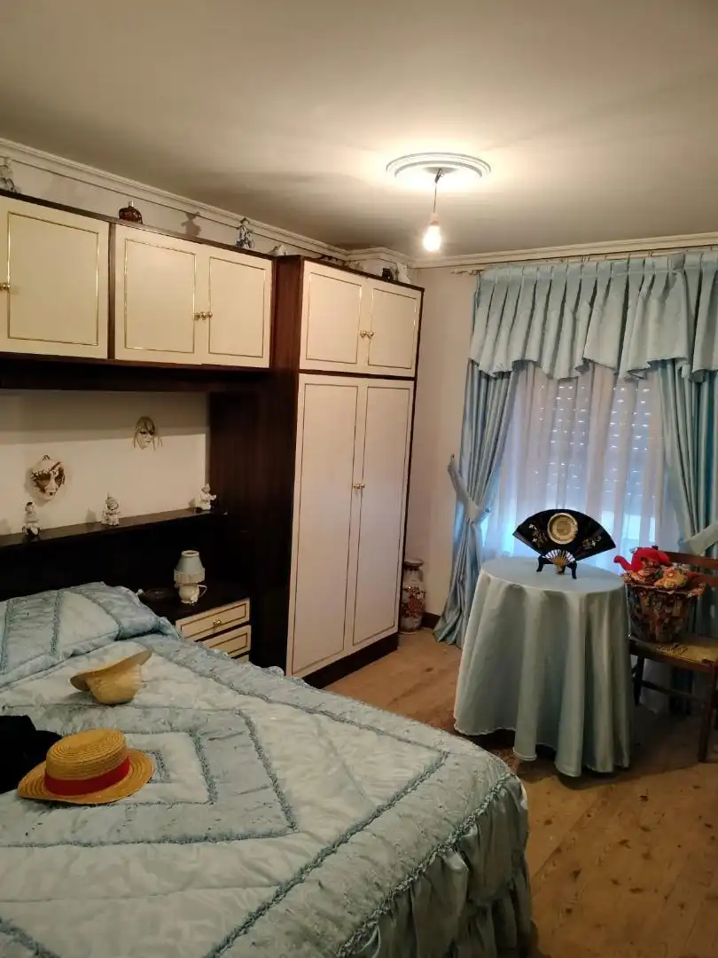 Dormitori de Casa adosada en venda en Valle de Tobalina amb Forn, Rentadora i Microones