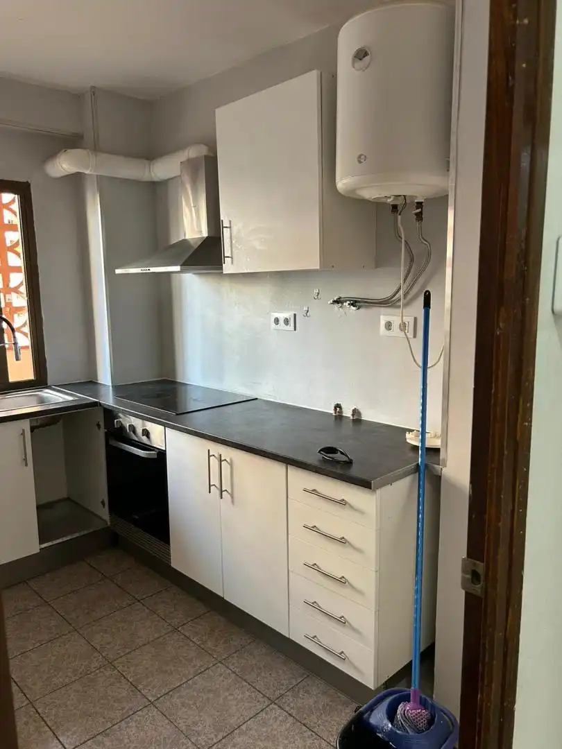 Piso de alquiler en Avenida de Valencia, 28, Requena Cocina de Piso de alquiler en Requena con Balcón