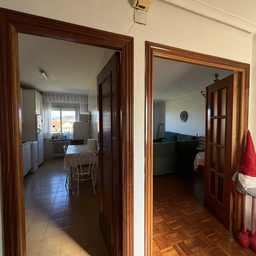 Sala d'estar de Pis per a compartir en Cuenca Capital amb Calefacció, Parquet i Moblat