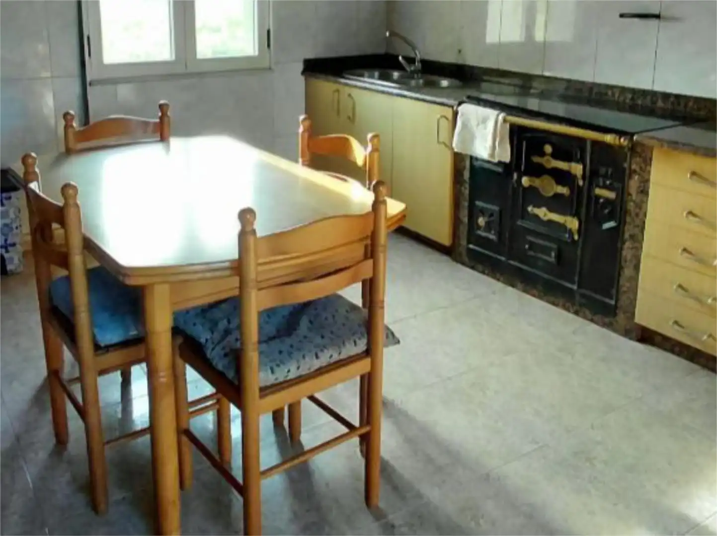 Piso en venta en Camino Paderne, 415, Navia Cocina de Piso en venta en Navia con Jardín privado y Amueblado
