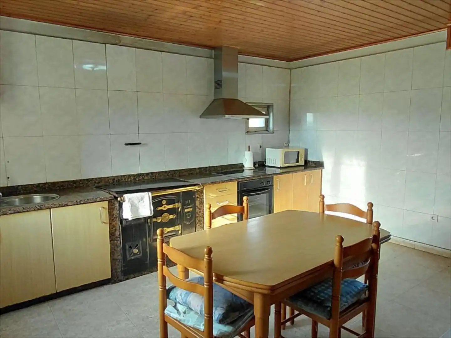 Piso en venta en Camino Paderne, 415, Navia Cocina de Piso en venta en Navia con Jardín privado y Amueblado