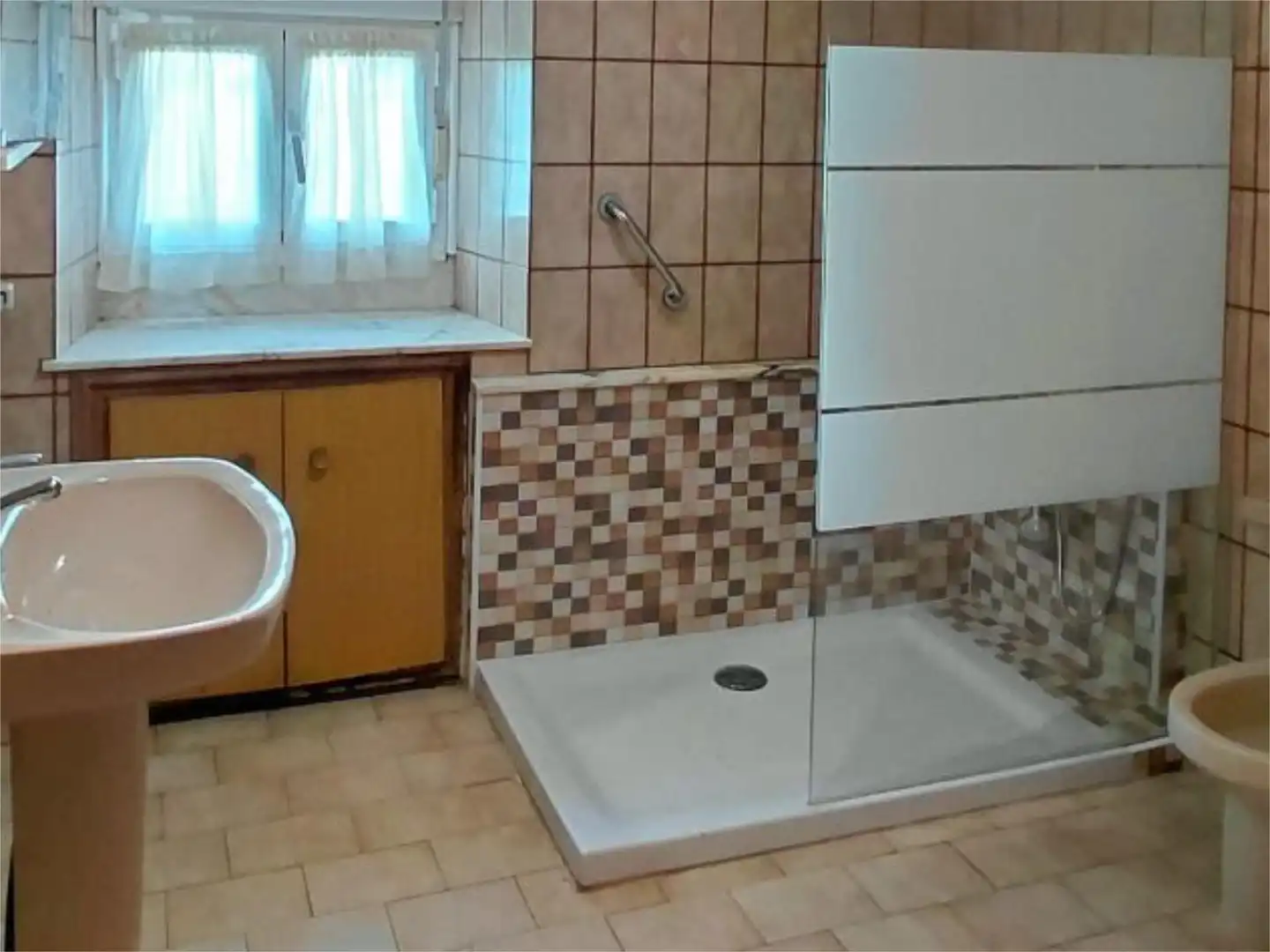 Piso en venta en Camino Paderne, 415, Navia Baño de Piso en venta en Navia con Jardín privado y Amueblado