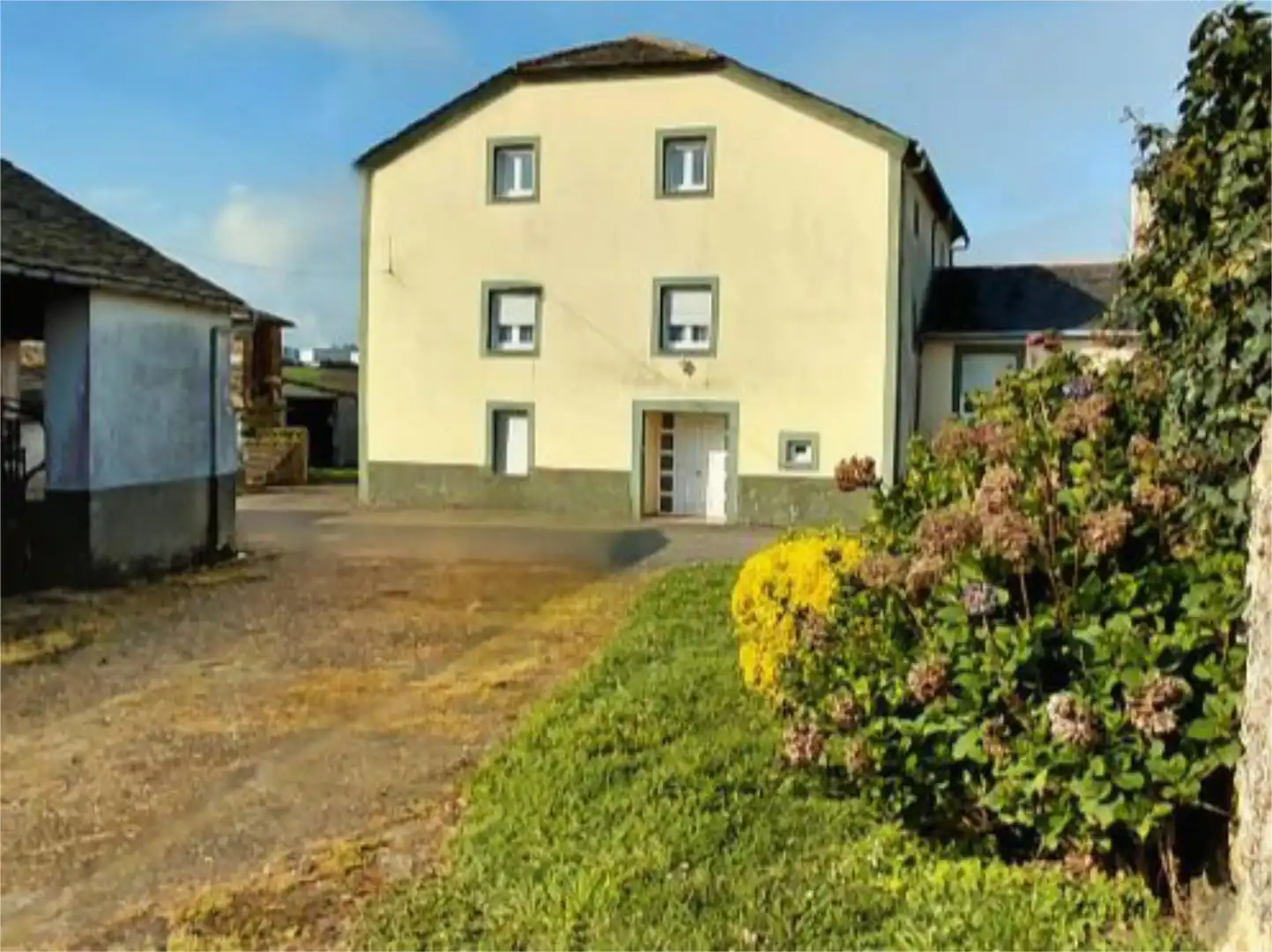 Piso en venta en Camino Paderne, 415, Navia Vista exterior de Piso en venta en Navia con Jardín privado y Amueblado