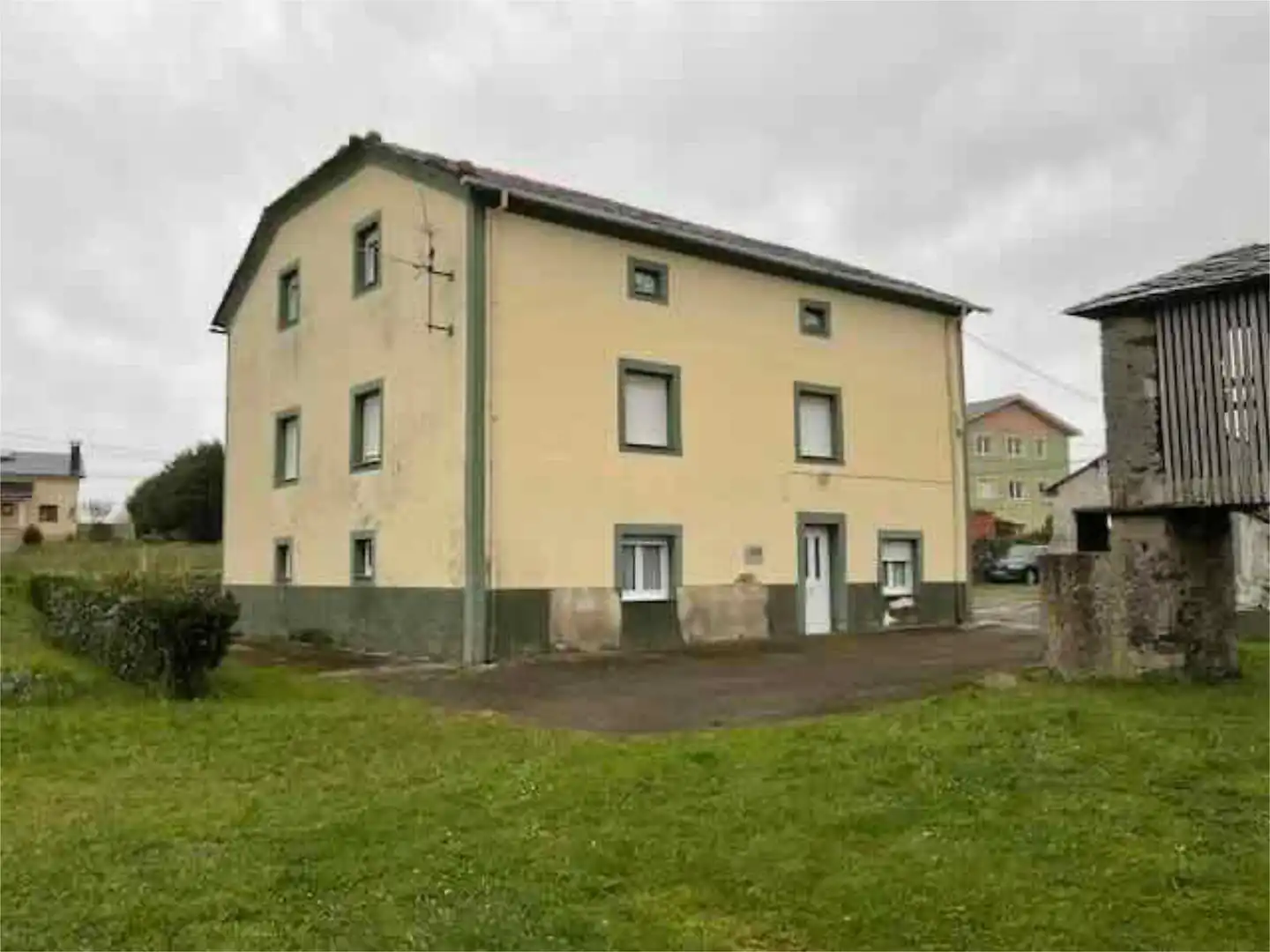 Piso en venta en Camino Paderne, 415, Navia Vista exterior de Piso en venta en Navia con Jardín privado y Amueblado