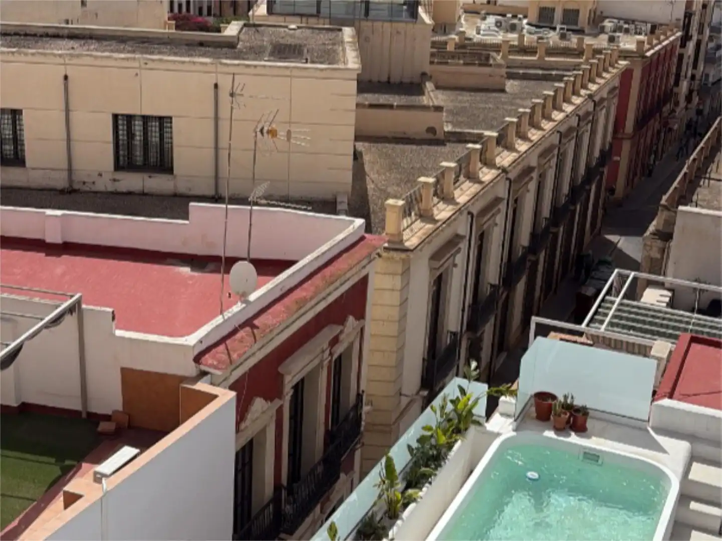 Vista exterior de Pis en venda en Almería amb Terrassa, Moblat i Balcó