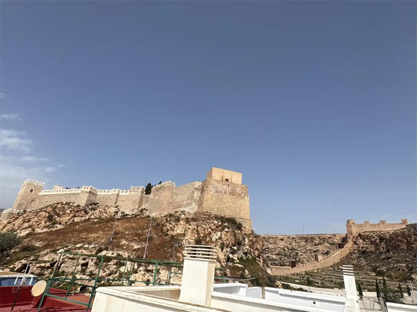 Vista exterior de Pis en venda en Almería amb Terrassa, Moblat i Balcó