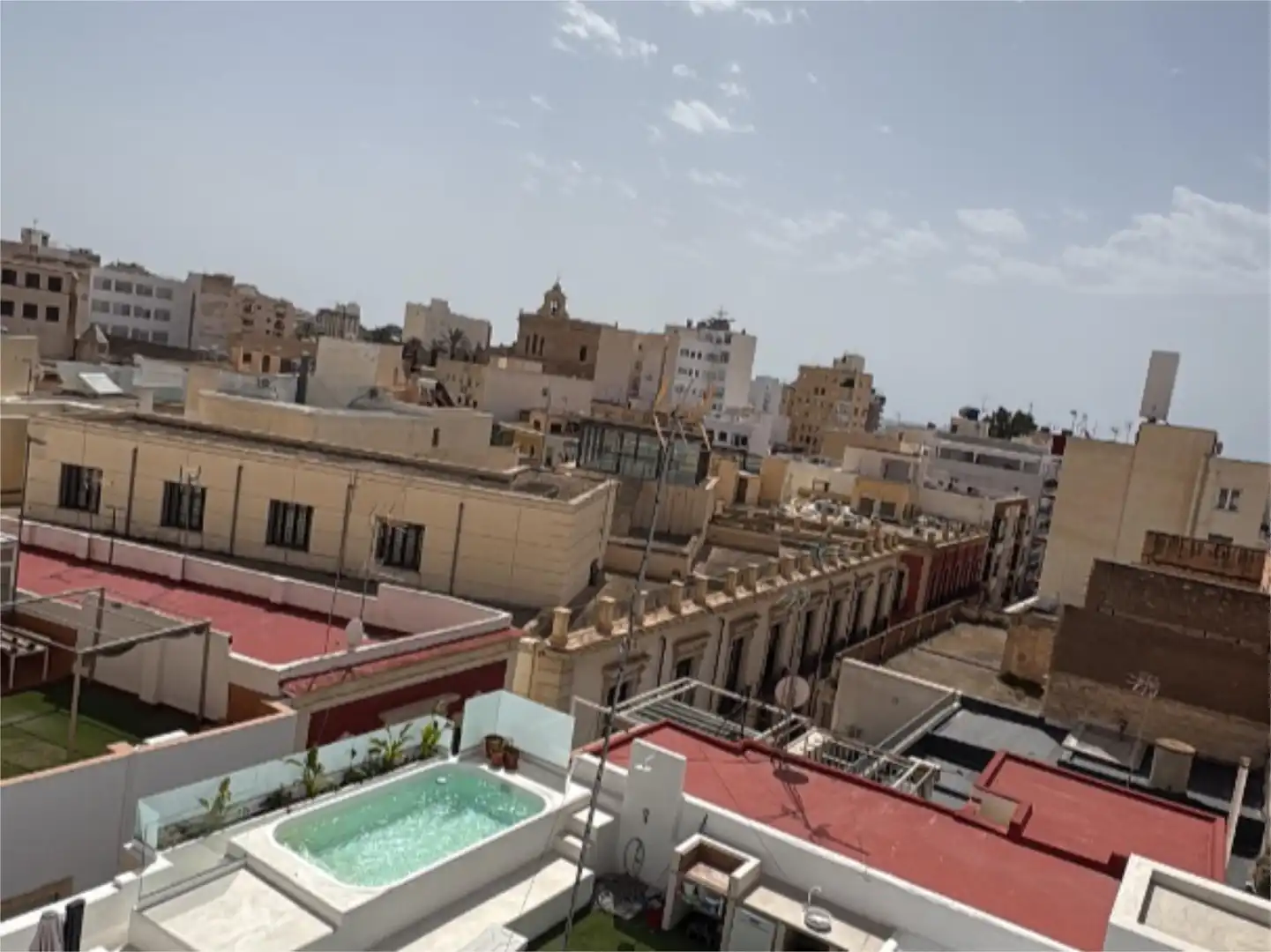 Vista exterior de Pis en venda en Almería amb Terrassa, Moblat i Balcó