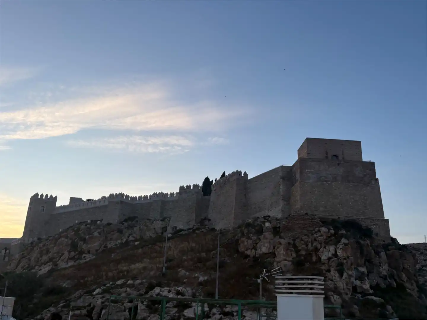 Vista exterior de Pis en venda en Almería amb Terrassa, Moblat i Balcó