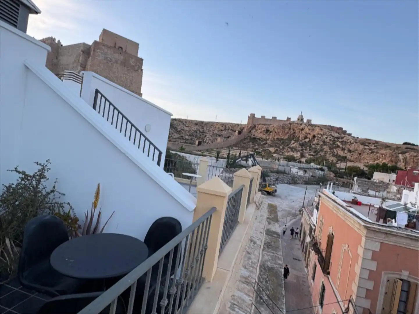 Vista exterior de Pis en venda en Almería amb Terrassa, Moblat i Balcó