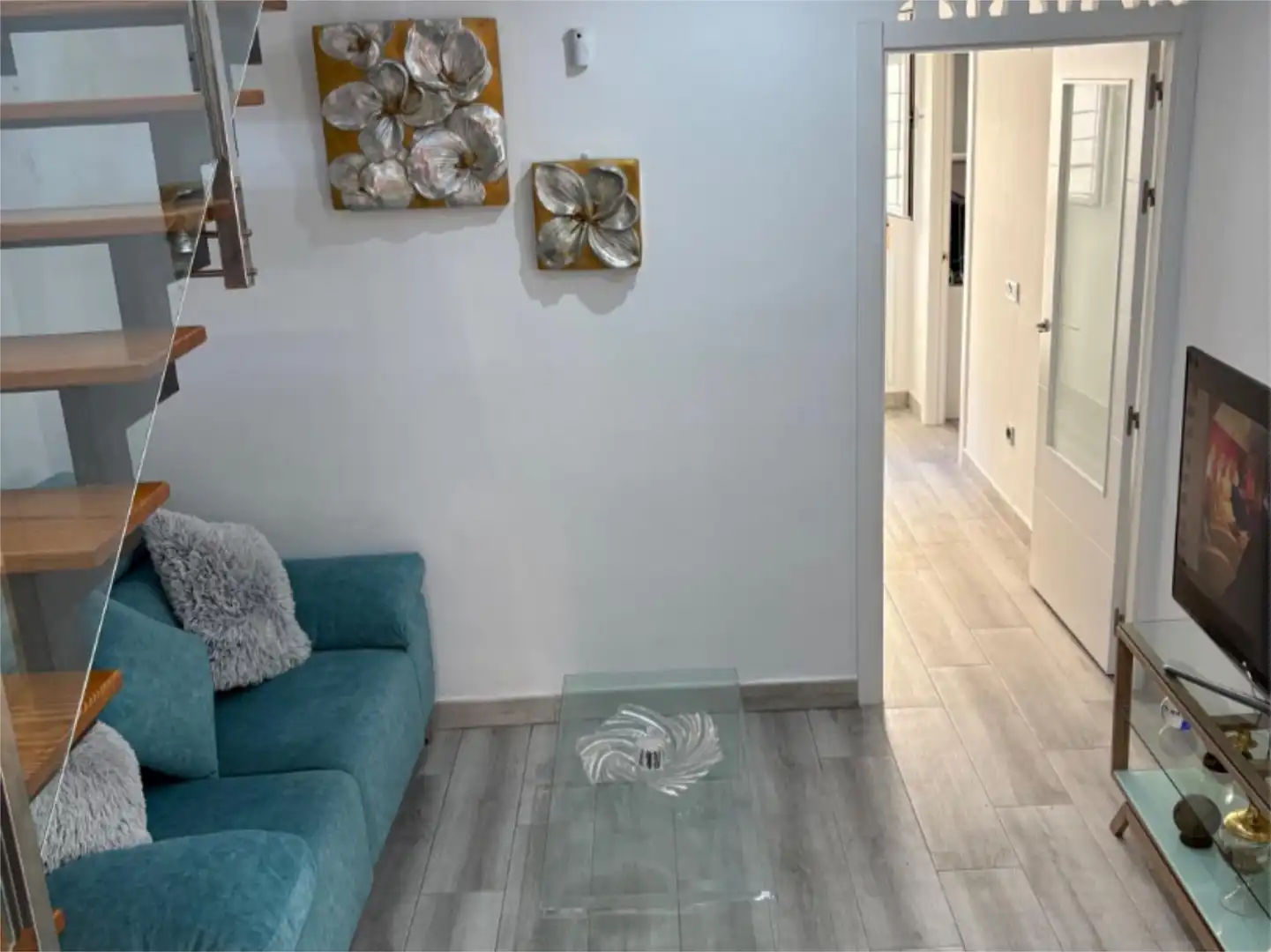 Sala d'estar de Pis en venda en Almería amb Terrassa, Moblat i Balcó