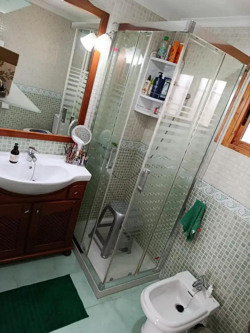 Casa o chalet en venta en Calle Norte, 17, Olías Baño de Casa o chalet en venta en Málaga con Aire acondicionado, Calefacción y Jardín privado