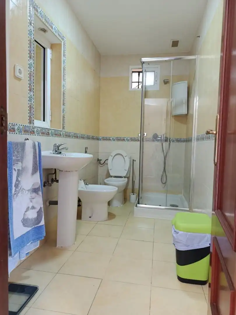 Casa o chalet en venta en Calle Norte, 17, Olías Baño de Casa o chalet en venta en Málaga con Aire acondicionado, Calefacción y Jardín privado