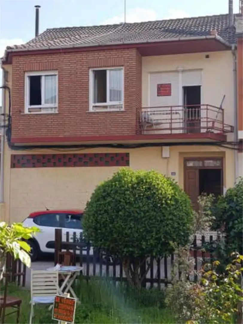 Vista exterior de Casa o xalet en venda en Ponferrada amb Calefacció, Jardí privat i Terrassa