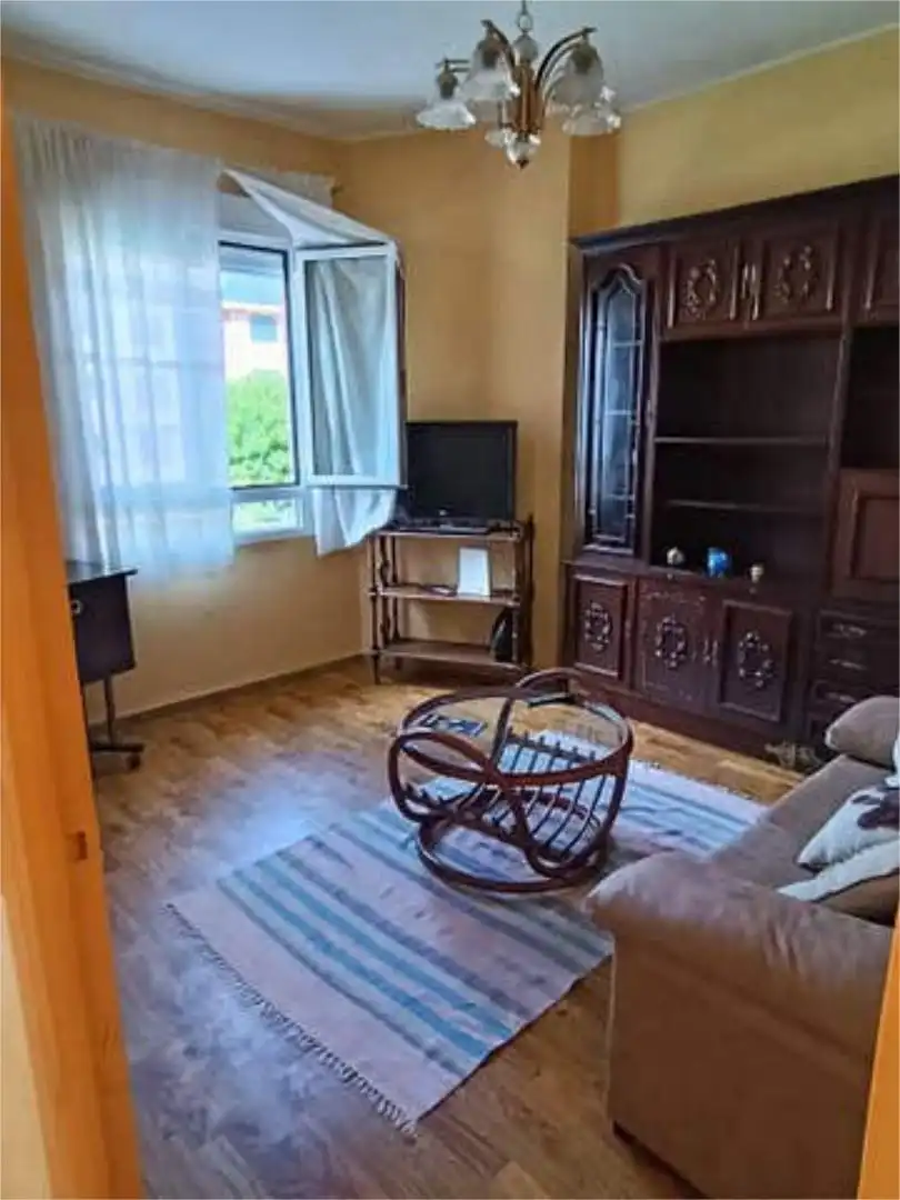 Casa o xalet en venda a Flores de Sil - La Placa Sala d'estar de Casa o xalet en venda en Ponferrada amb Calefacció, Jardí privat i Terrassa