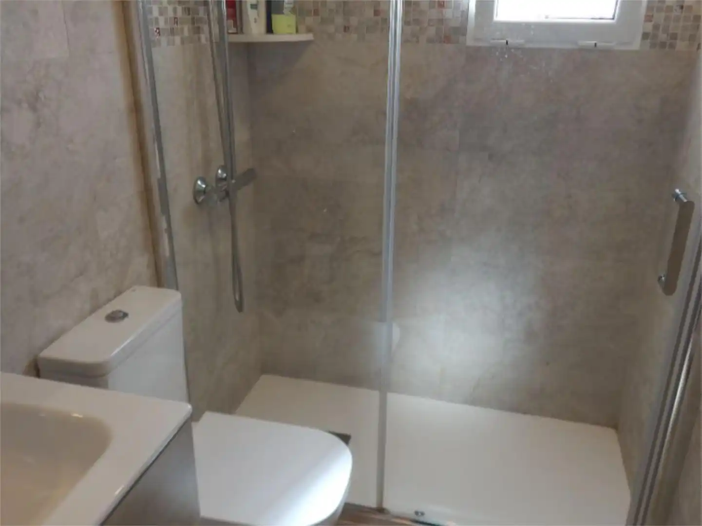 Casa o xalet en venda a Carrer Pujada de la Selva, 1, Sant Vicenç Dels Horts Bany de Casa o xalet en venda en Sant Vicenç Dels Horts amb Aire condicionat, Terrassa i Piscina