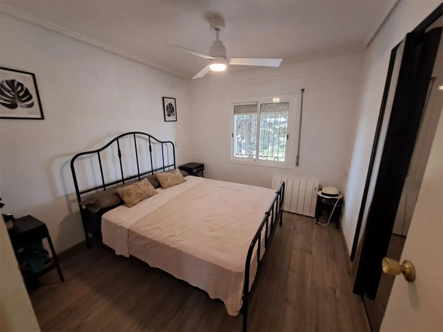 Piso en venta en Calle Topacio, 54, Las Pedrizas Habitación de Piso en venta en Chiva con Aire acondicionado, Calefacción y Jardín privado