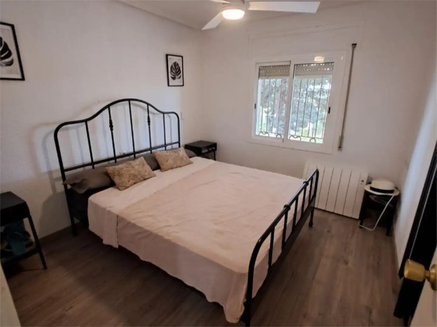 Piso en venta en Calle Topacio, 54, Las Pedrizas Habitación de Piso en venta en Chiva con Aire acondicionado, Calefacción y Jardín privado