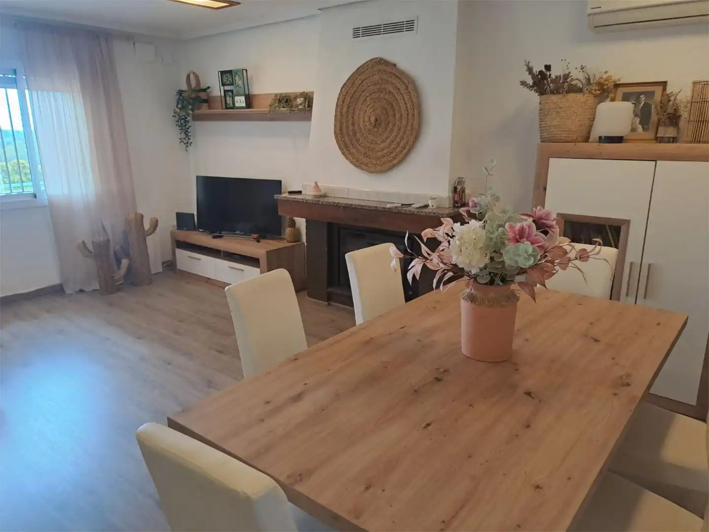 Piso en venta en Calle Topacio, 54, Las Pedrizas Comedor de Piso en venta en Chiva con Aire acondicionado, Calefacción y Jardín privado