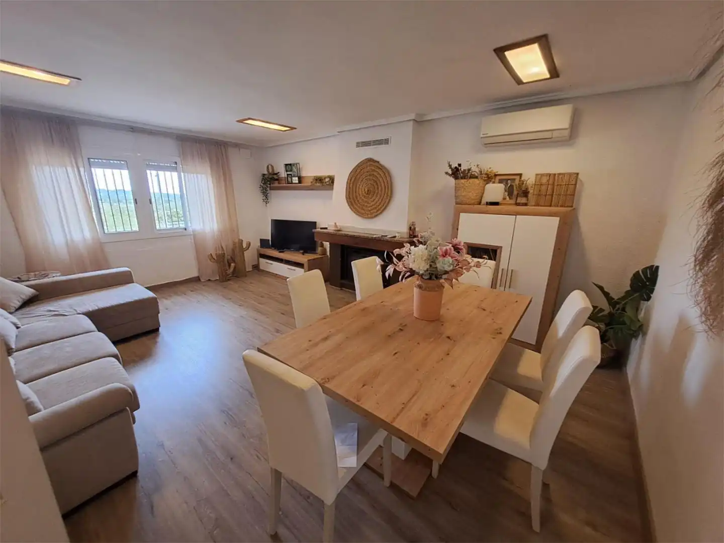 Piso en venta en Calle Topacio, 54, Las Pedrizas Comedor de Piso en venta en Chiva con Aire acondicionado, Calefacción y Jardín privado
