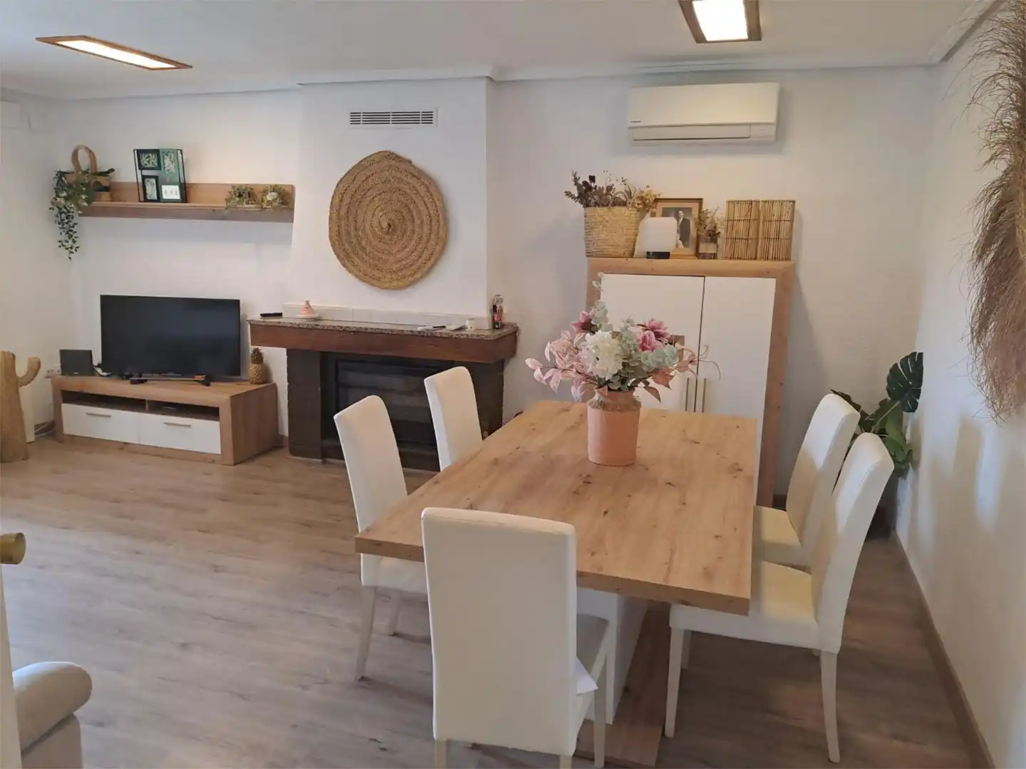 Piso en venta en Calle Topacio, 54, Las Pedrizas Comedor de Piso en venta en Chiva con Aire acondicionado, Calefacción y Jardín privado