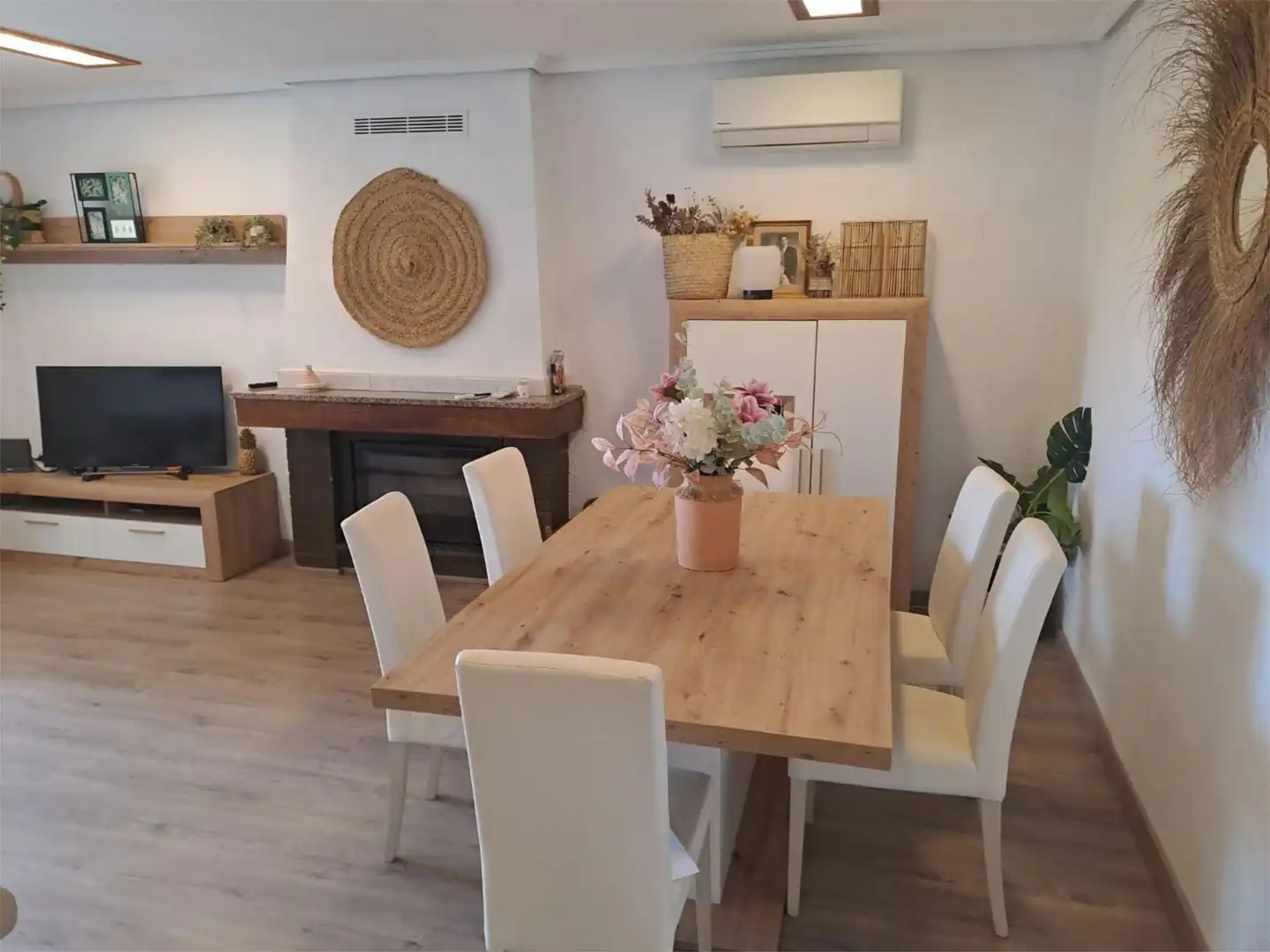Piso en venta en Calle Topacio, 54, Las Pedrizas Comedor de Piso en venta en Chiva con Aire acondicionado, Calefacción y Jardín privado