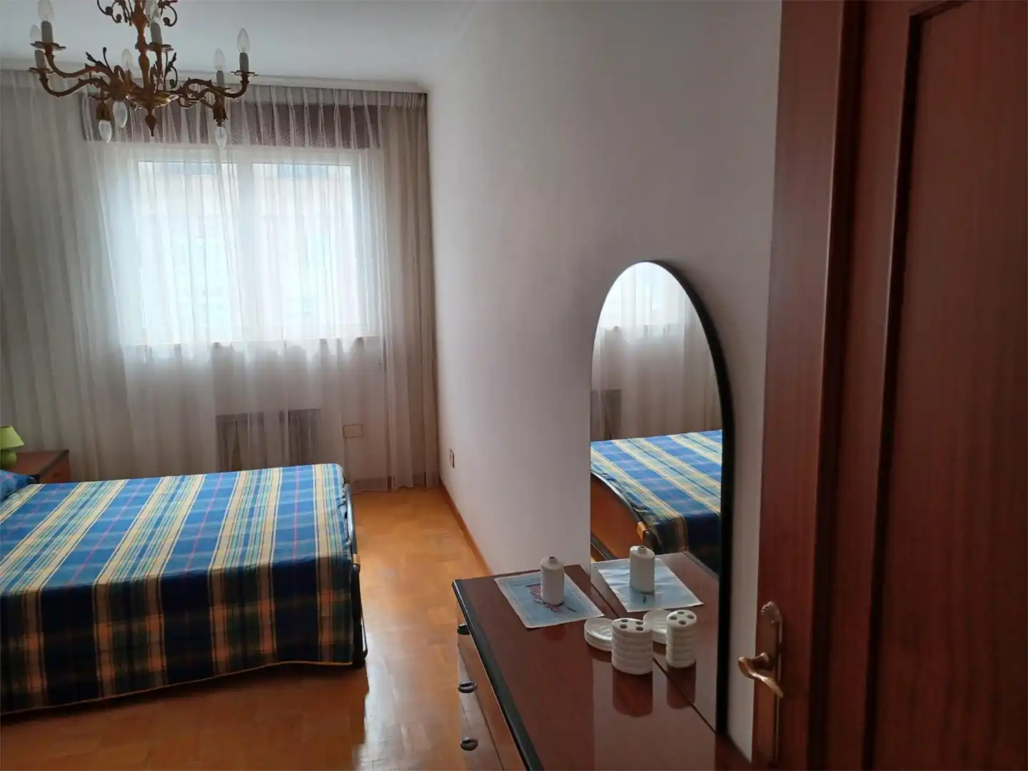 Schlafzimmer von Wohnung zur Miete in Foz mit Heizung, Parkett und Möbliert