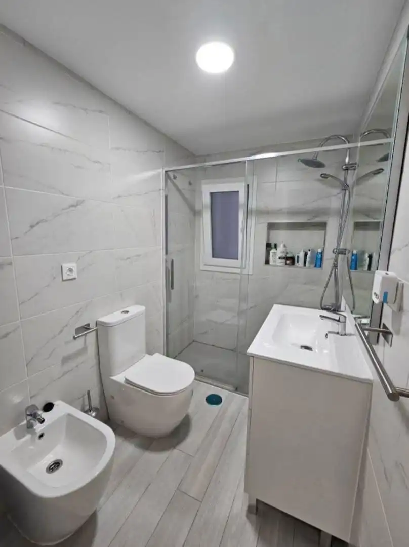 Wohnung zum Verkauf in Calle Vicente Delgado Algaba, 108a, Maria Auxiliadora - Barriada de Llera Badezimmer von Wohnung zum Verkauf in Badajoz Capital mit Klimaanlage und Terrasse