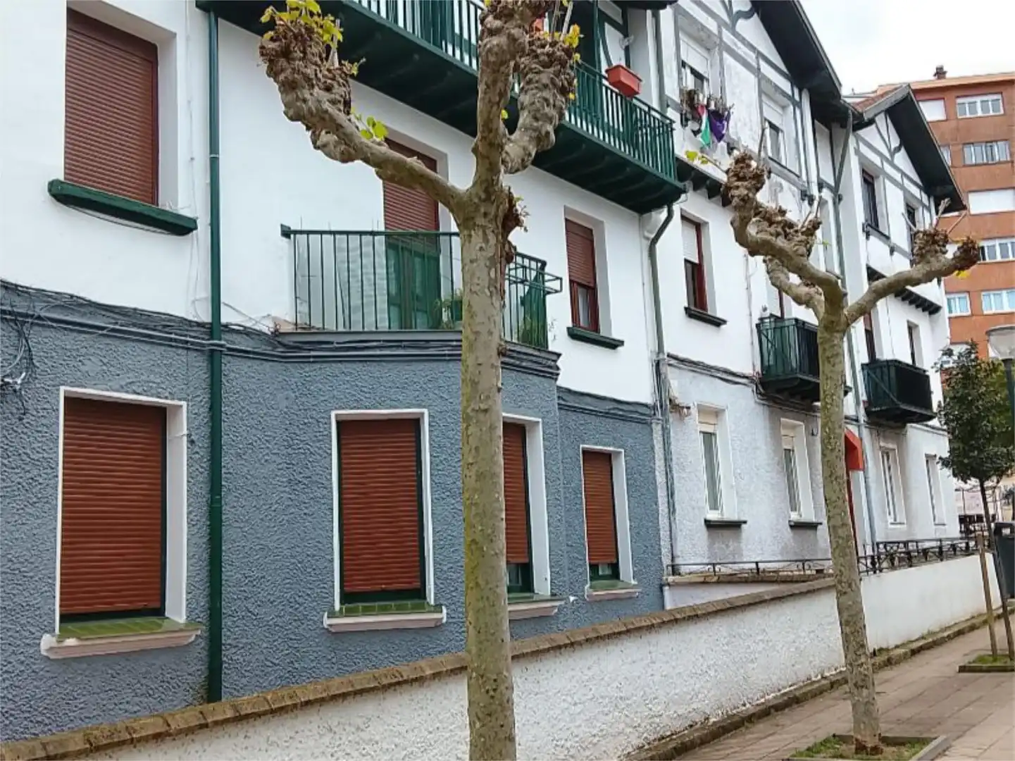 Außenansicht von Wohnung zum Verkauf in Barakaldo  mit Balkon
