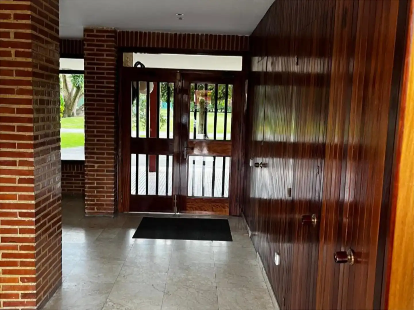 Piso en venta en Calle Don Quijote, 28, Viesques Piso en venta en Gijón con Terraza, Piscina y Balcón