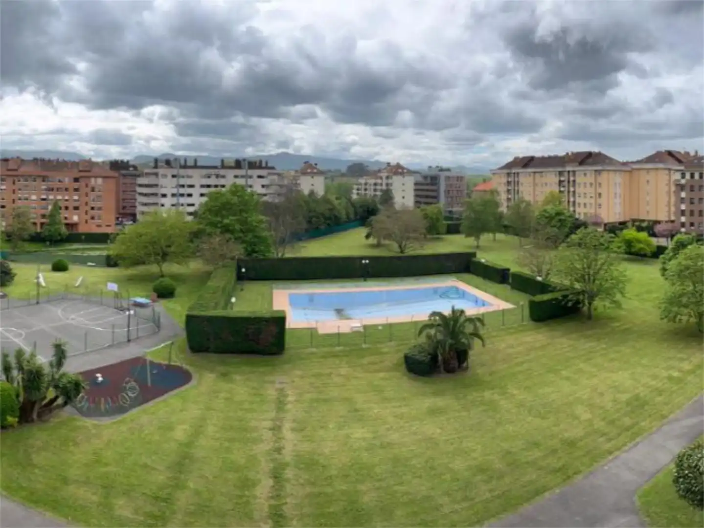 Piso en venta en Calle Don Quijote, 28, Viesques Piscina de Piso en venta en Gijón con Terraza, Piscina y Balcón