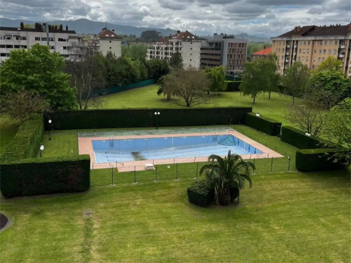 Piso en venta en Calle Don Quijote, 28, Viesques Piscina de Piso en venta en Gijón con Terraza, Piscina y Balcón