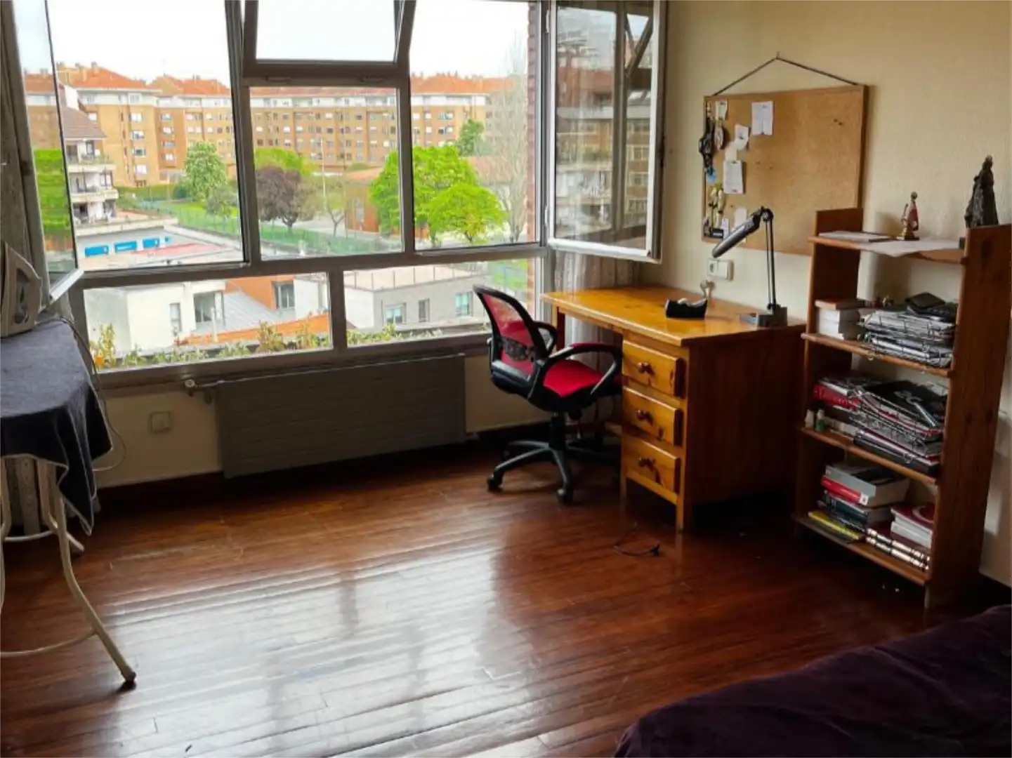Piso en venta en Calle Don Quijote, 28, Viesques Habitación de Piso en venta en Gijón con Terraza, Piscina y Balcón