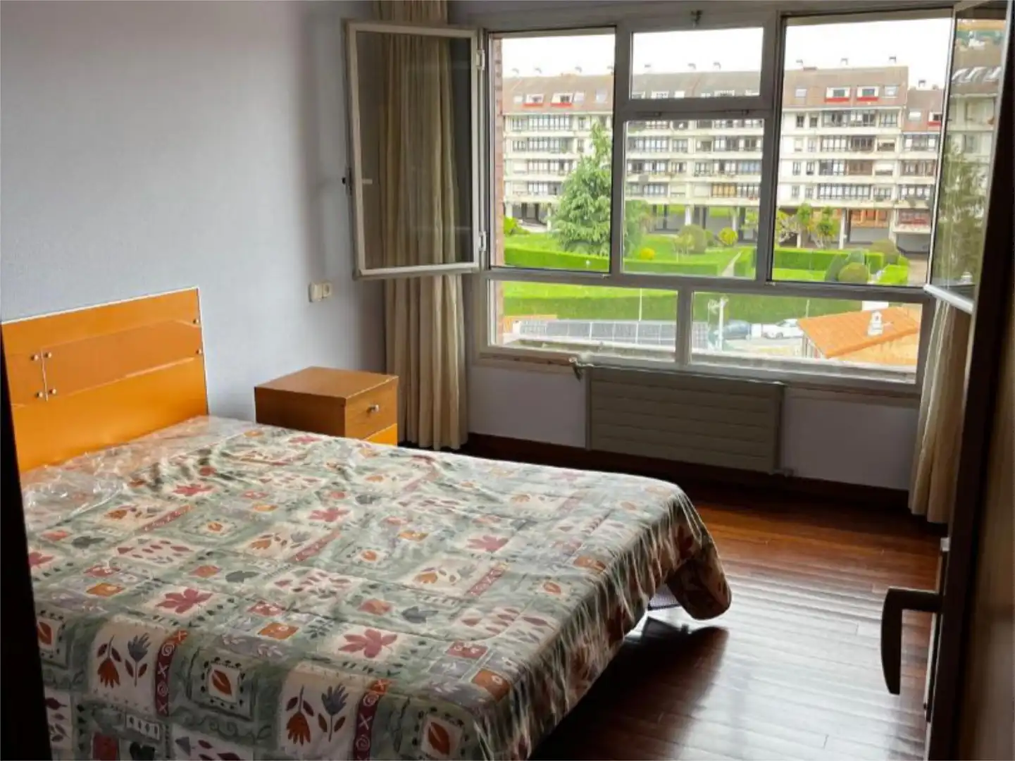 Piso en venta en Calle Don Quijote, 28, Viesques Habitación de Piso en venta en Gijón con Terraza, Piscina y Balcón