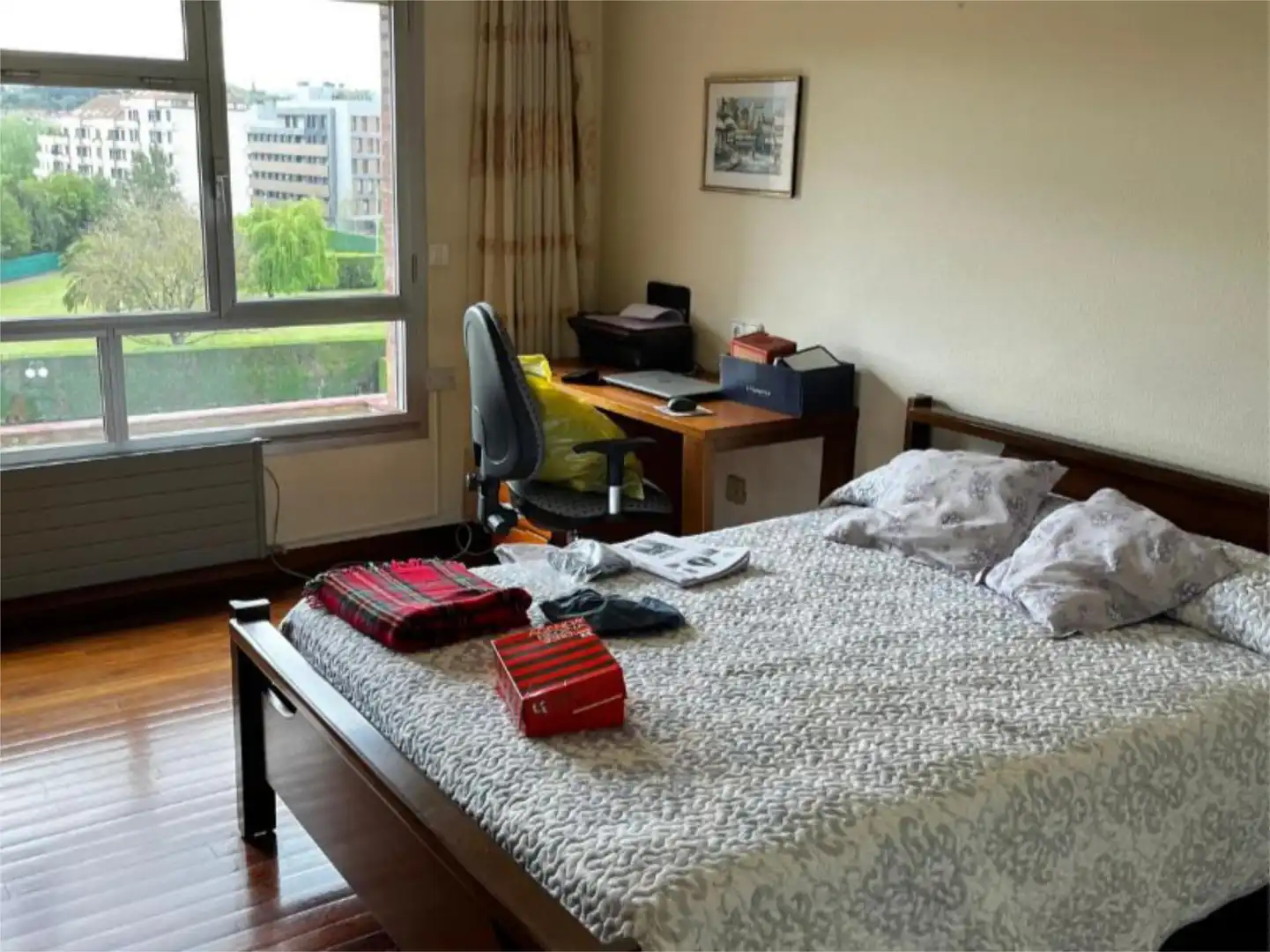 Piso en venta en Calle Don Quijote, 28, Viesques Habitación de Piso en venta en Gijón con Terraza, Piscina y Balcón
