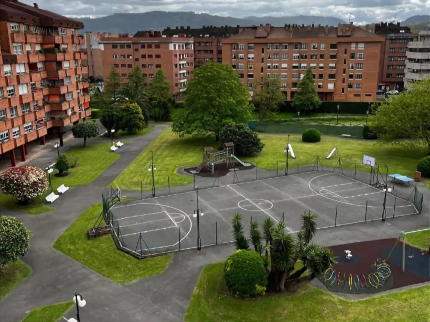 Piso en venta en Calle Don Quijote, 28, Viesques Vista exterior de Piso en venta en Gijón con Terraza, Piscina y Balcón