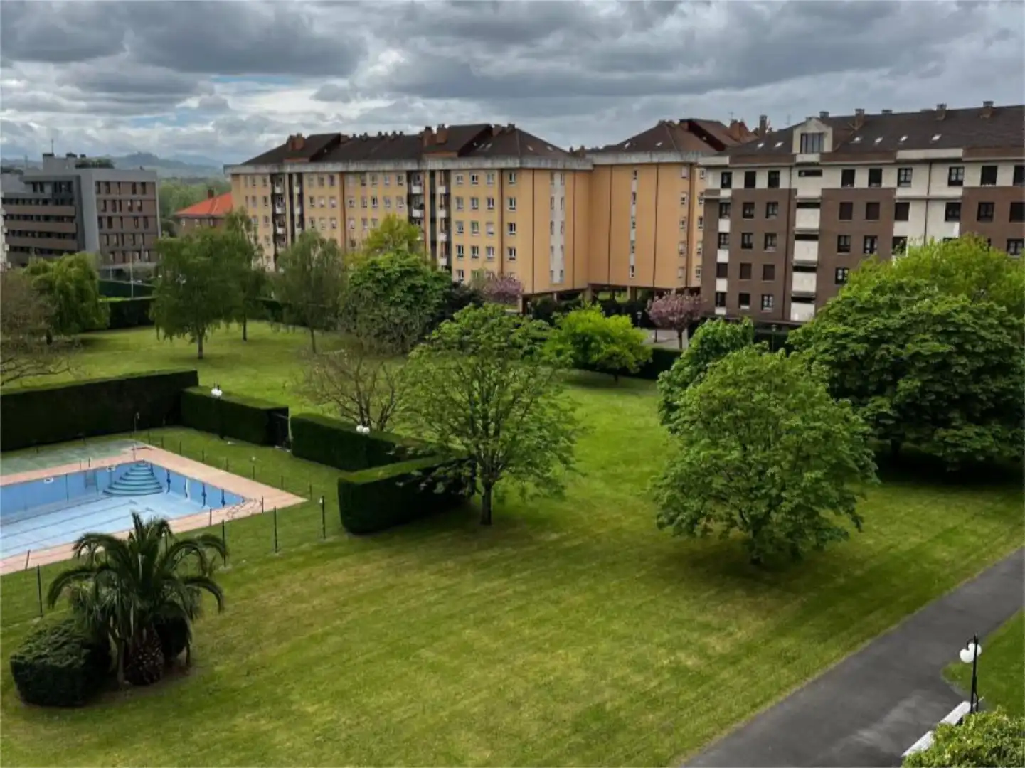 Piso en venta en Calle Don Quijote, 28, Viesques Vista exterior de Piso en venta en Gijón con Terraza, Piscina y Balcón