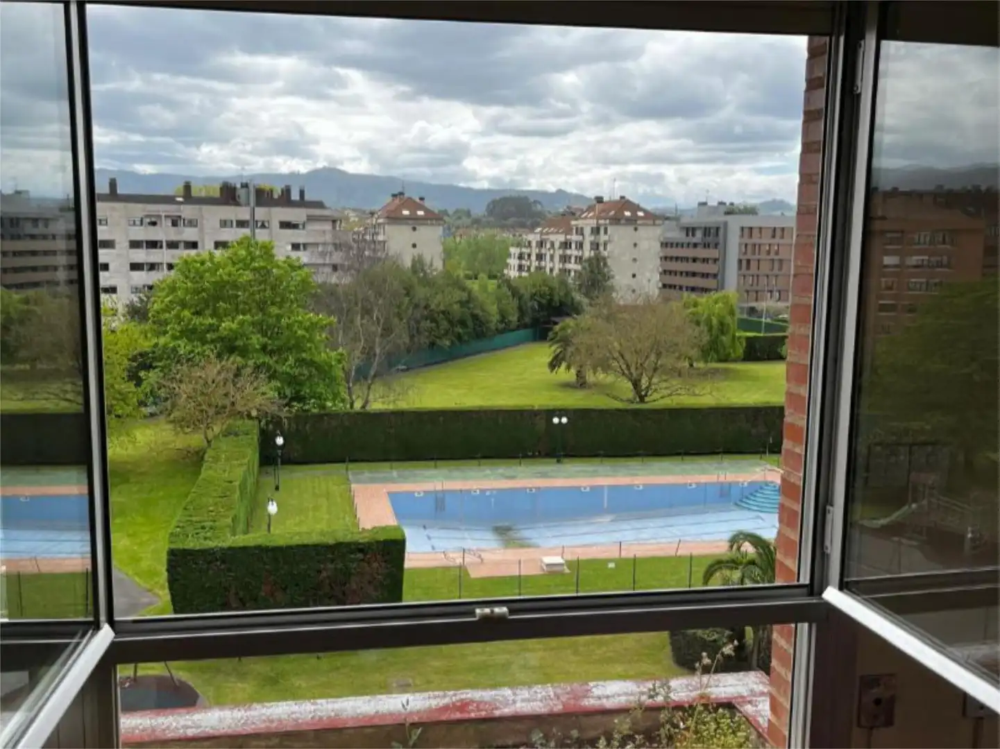 Piso en venta en Calle Don Quijote, 28, Viesques Piscina de Piso en venta en Gijón con Terraza, Piscina y Balcón