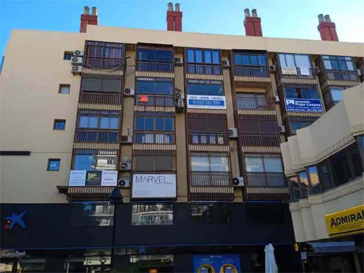 Büro zur Miete in Torreblanca del Sol Außenansicht von Büro zur Miete in Fuengirola mit Klimaanlage
