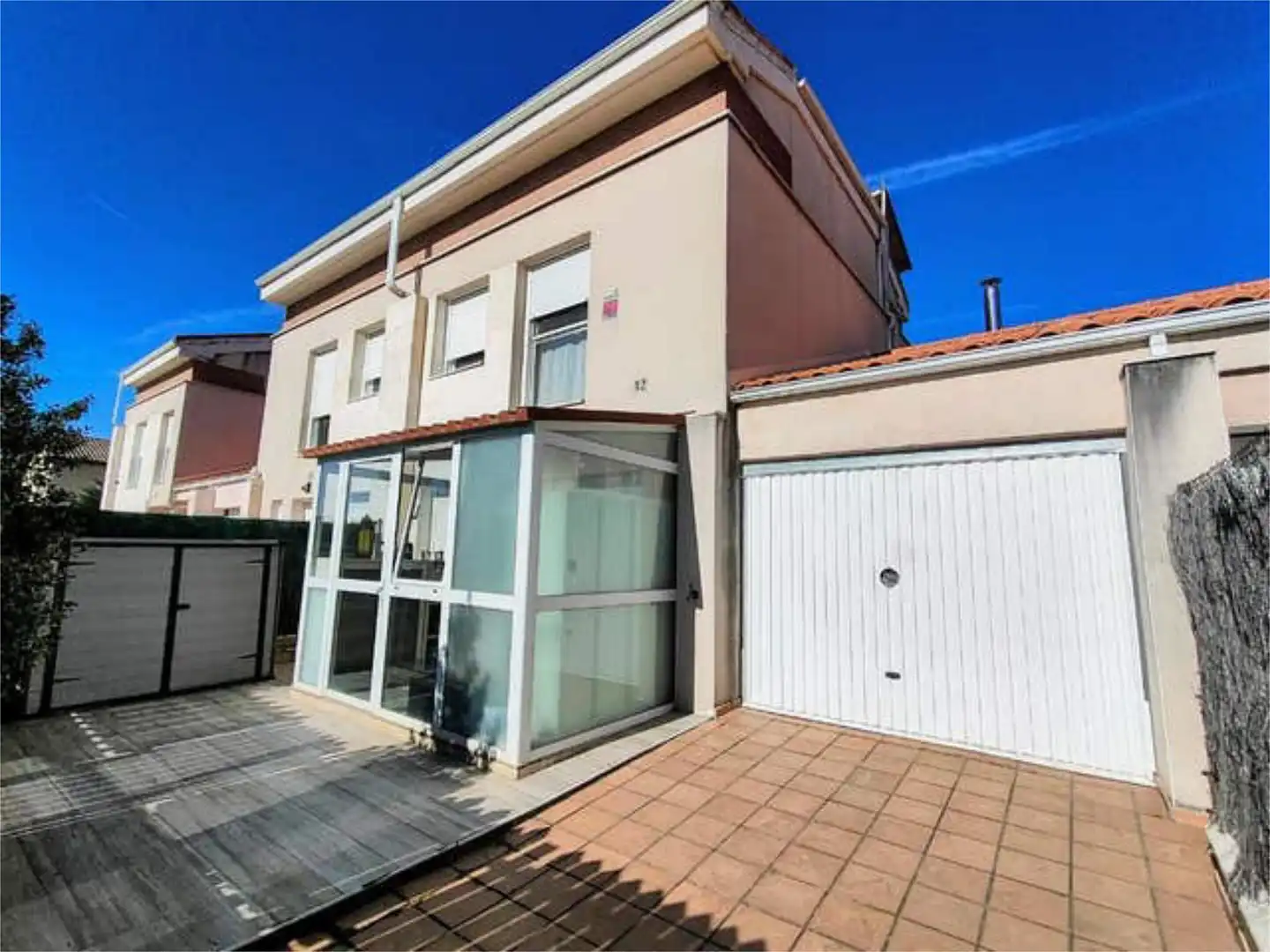 Vista exterior de Casa adosada en venta en Quintanilla Vivar con Calefacción, Jardín privado y Trastero