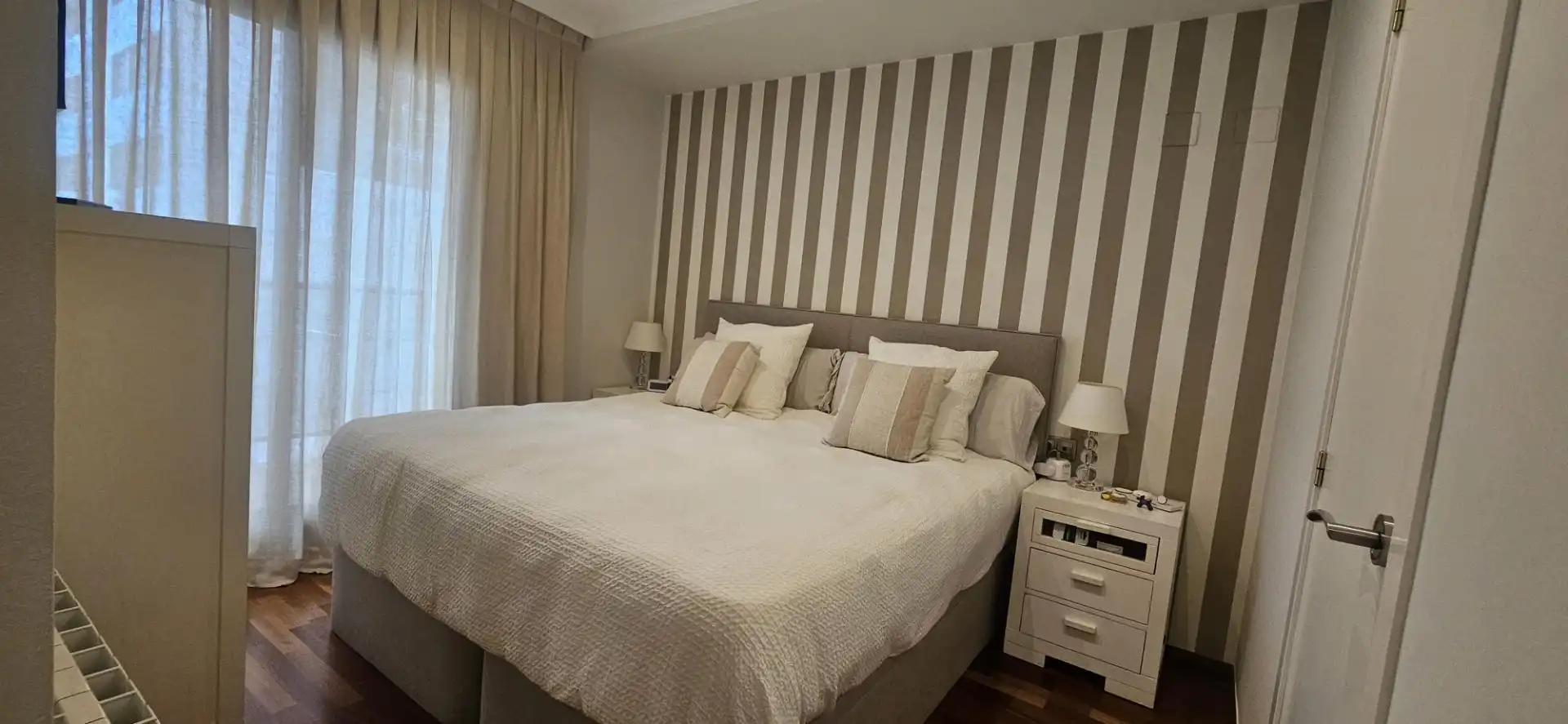 Piso en venta en Carrer de Vicente Beltrán Grimal, 23, Penya - Roja - Avda. Francia Habitación de Piso en venta en Valencia Capital con Piscina y Balcón