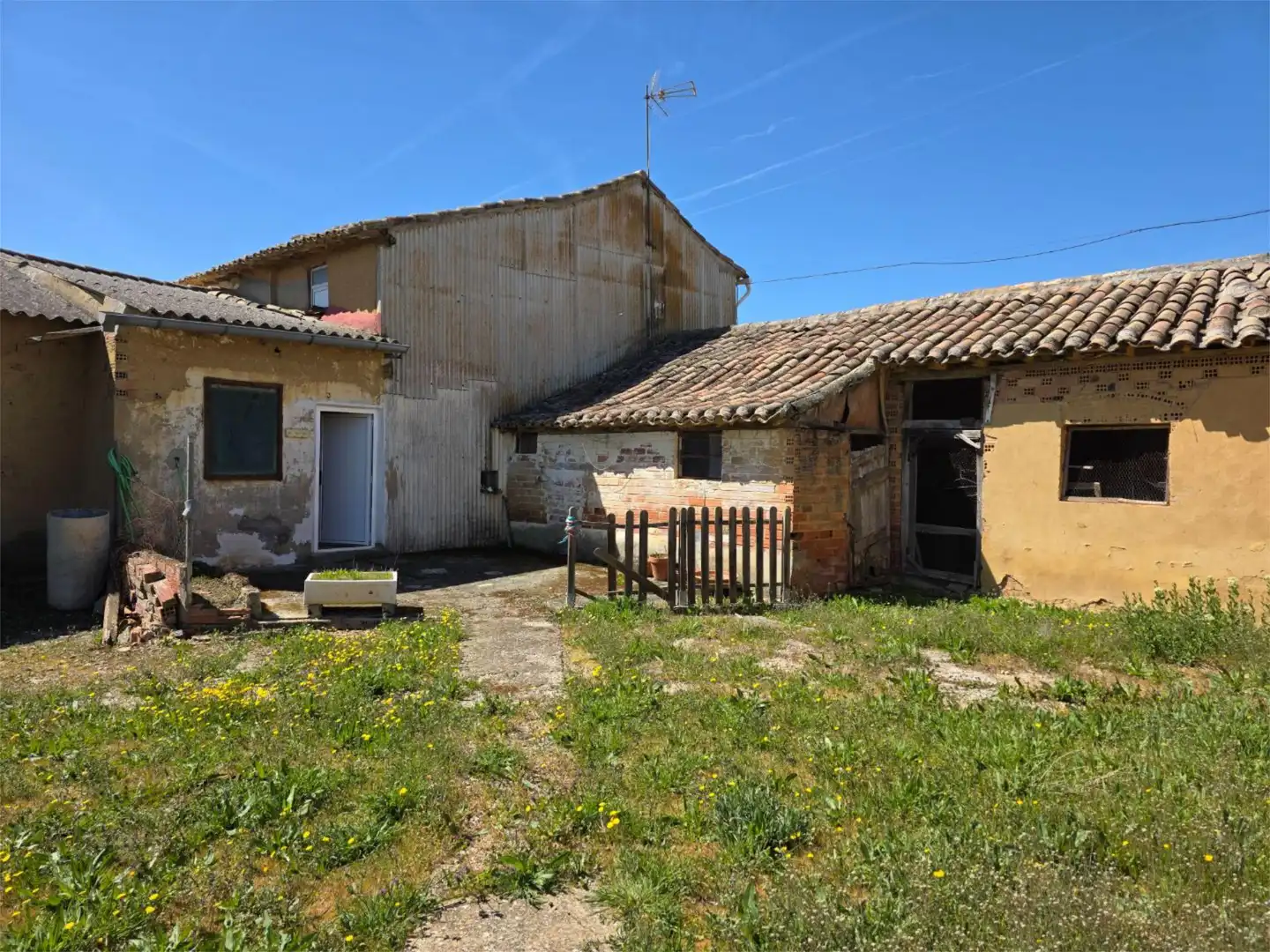 Casa o xalet en venda a Calle Escuelas, 12, Villafrades de Campos Vista exterior de Casa o xalet en venda en Villafrades de Campos