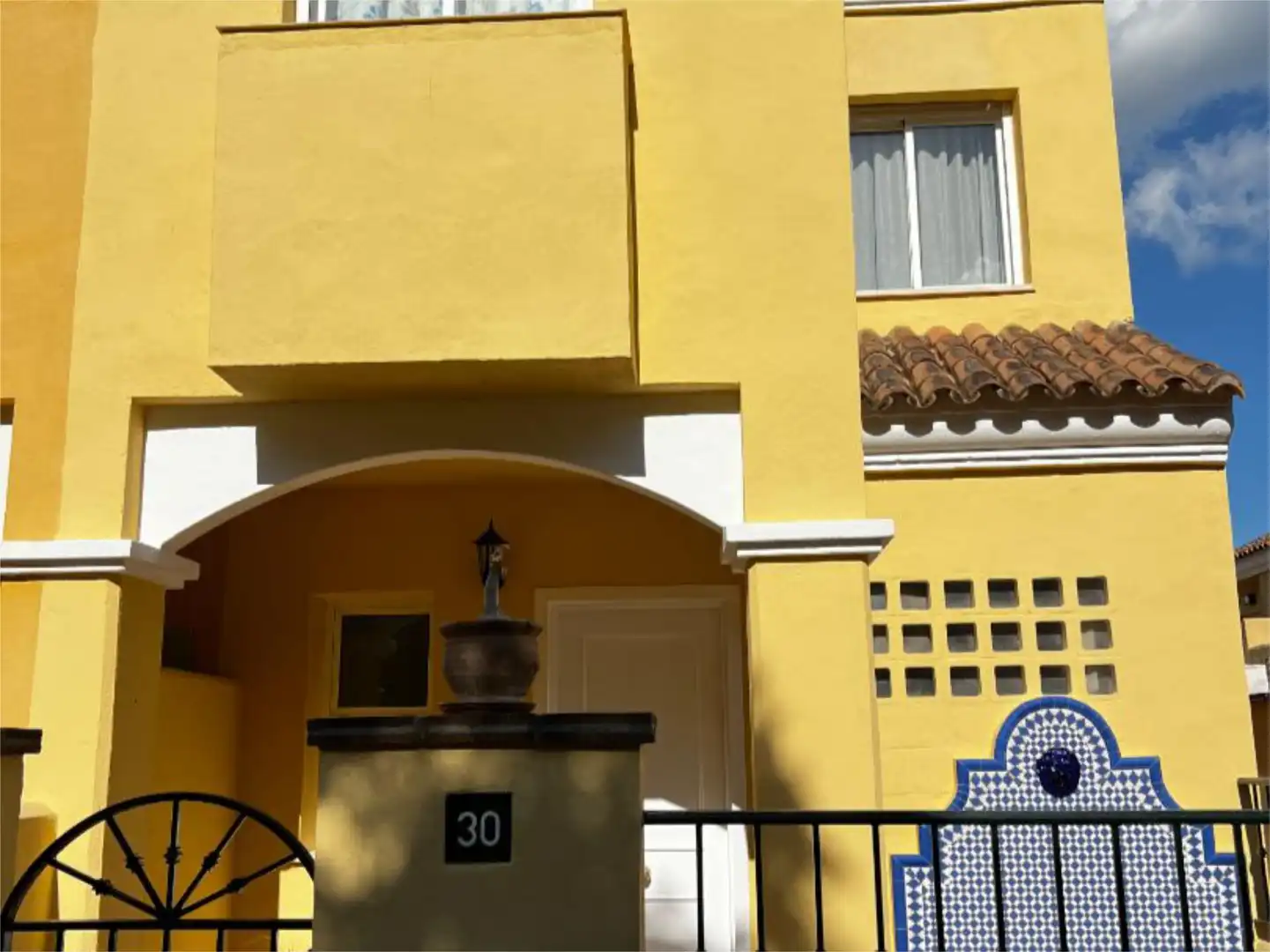 Vista exterior de Casa adosada de alquiler en Estepona con Terraza, Piscina y Amueblado